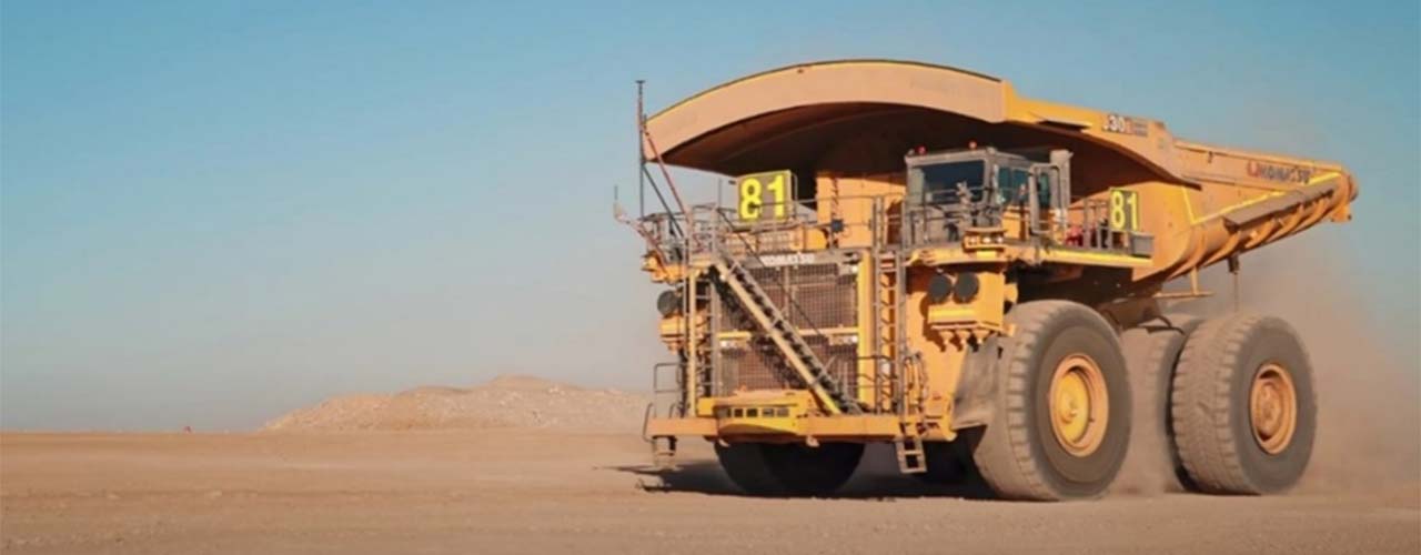 Komatsu entrega 700º caminhão autônomo para operação em minas