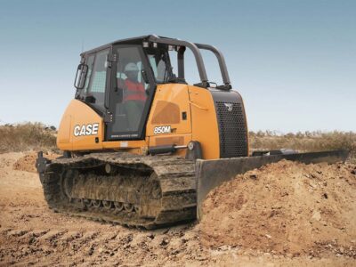 100% brasileiros: fábrica em Contagem assume produção global de tratores compactos de esteiras