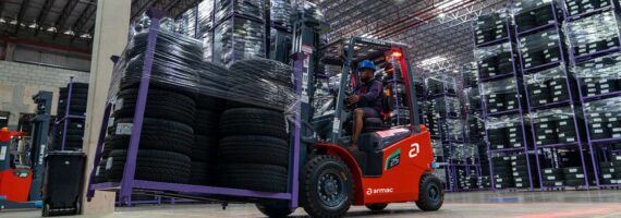 Locadora de máquinas e empresa de soluções em pneus focam em empilhadeiras de energia limpa