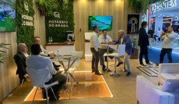 Potássio do Brasil debate logística amazônica e dependência de fertilizantes na maior feira de mineração da América Latina