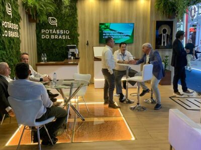 Potássio do Brasil debate logística amazônica e dependência de fertilizantes na maior feira de mineração da América Latina