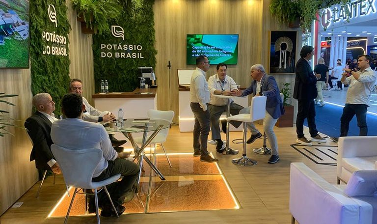 Potássio do Brasil debate logística amazônica e dependência de fertilizantes na maior feira de mineração da América Latina